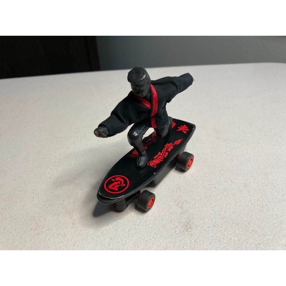 VINTAGE 1989 PLASTIC NINJA SKATE Board PULL BACK Action 4 inch FIGURE